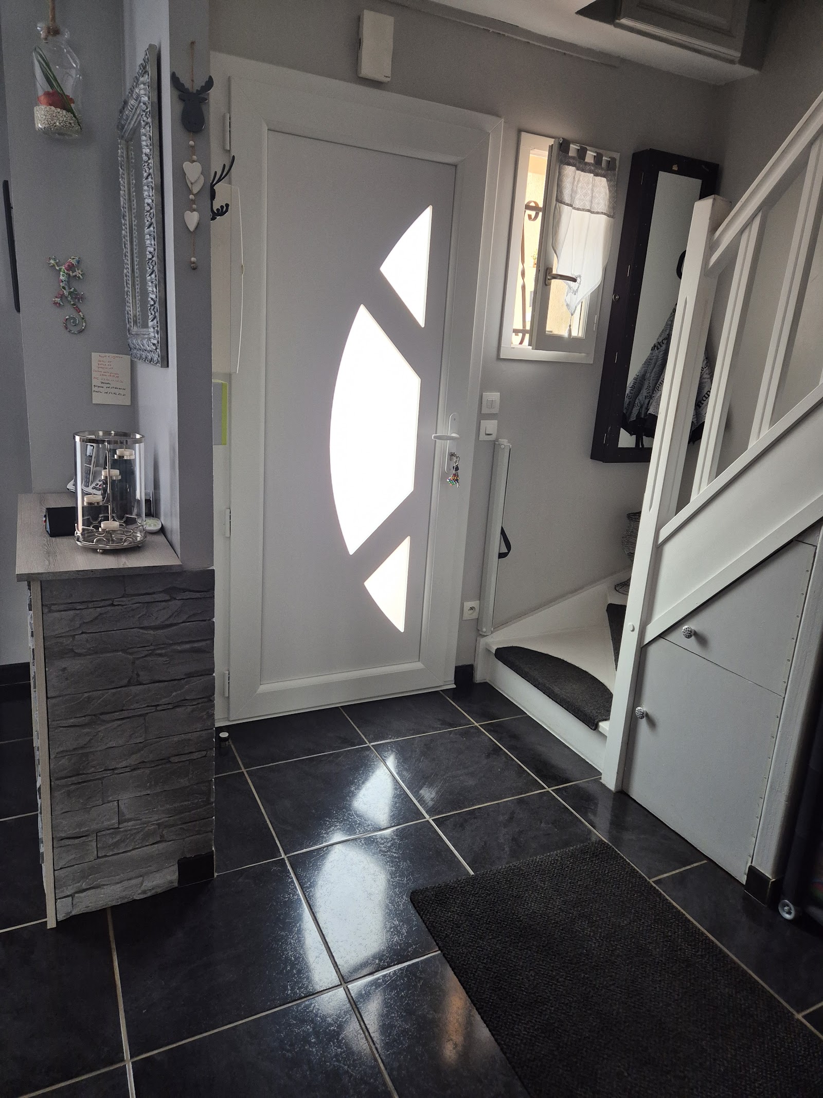 Porte d'entrée blanche avec vitrage design installée par SD Pose près de Gisors